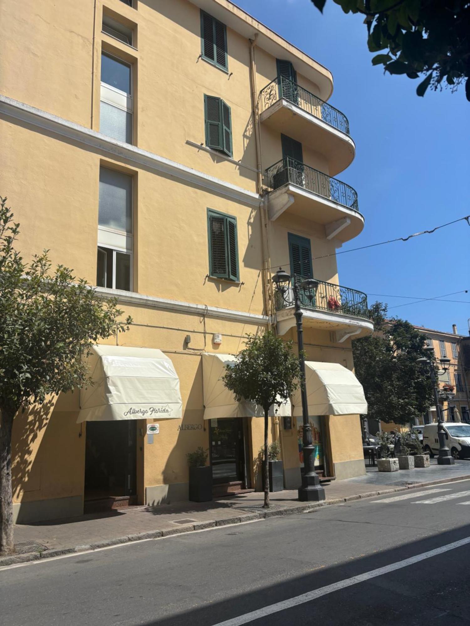 Albergo Florida تاجيا المظهر الخارجي الصورة